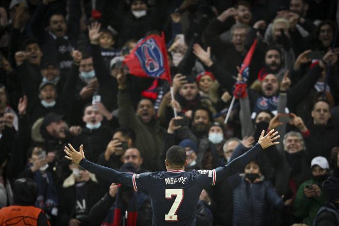 Mbappé celebra su gol al Real Madrid ante la grada del PSG (Foto: Cordon Press).