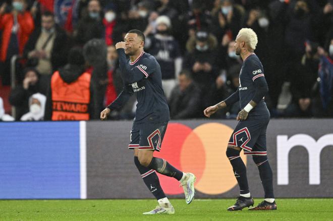 Mbappé y Neymar festejan la victoria del PSG ante el Real Madrid (Foto: Cordon Press).
