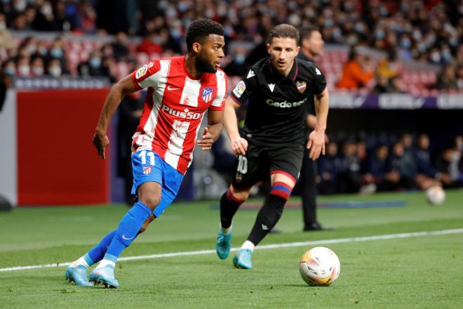 Thomas Lemar, ante la mirada de Bardhi en el Atlético de Madrid-Levante (Foto: LaLiga).