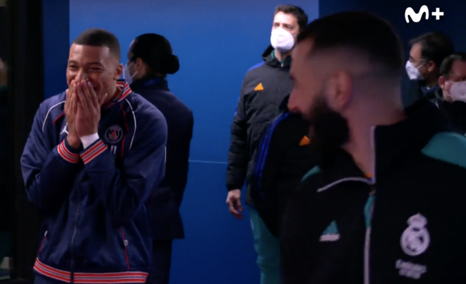 Mbappé y Benzema habla en el túnel de vestuarios antes del PSG-Real Madrid (Foto: Vamos).