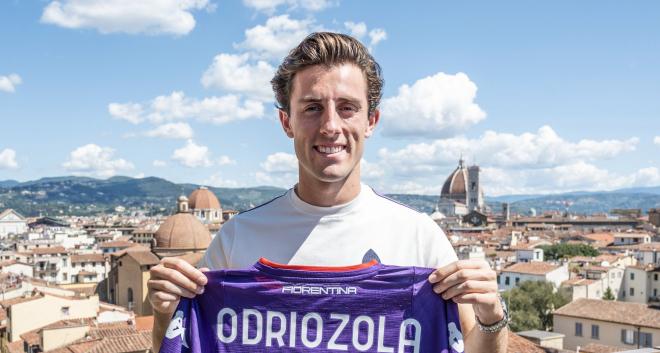 Álvaro Odriozola posa con la camiseta de la Fiore a su llegada el curso pasado. (Foto: ACF Fiorentina)