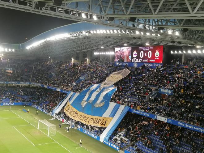 Tifo en Riazor antes del inicio del Dépor-Racing (Foto: Susana Falcón).
