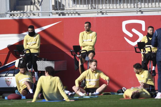 El Sevilla entrena este miércoles en la ciudad deportiva. (Foto: Kiko Hurtado).