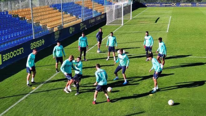 Entrenamiento del Cádiz en El Rosal.