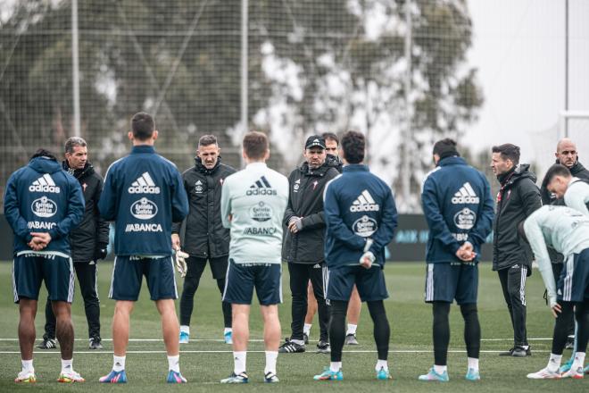 Eduardo Coudet charla con la plantilla (Foto: RC Celta).