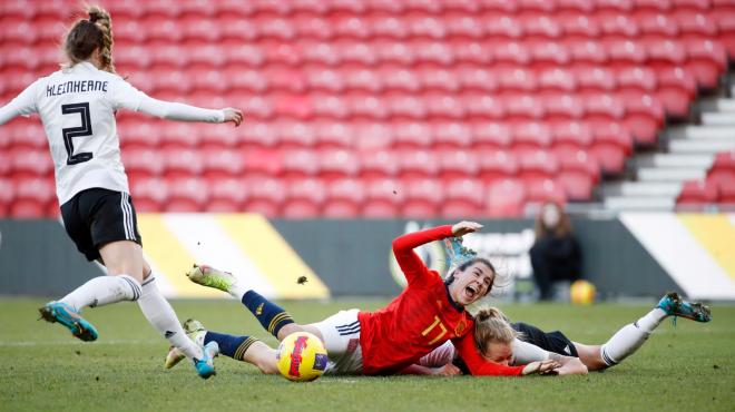 Amaiur Sarriegi se duele durante el Alemania-España (@SeFutbolFem).