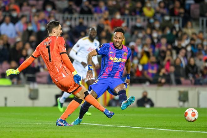 Aubameyang presiona a Meret en el Barça-Nápoles (Foto: Cordon Press).
