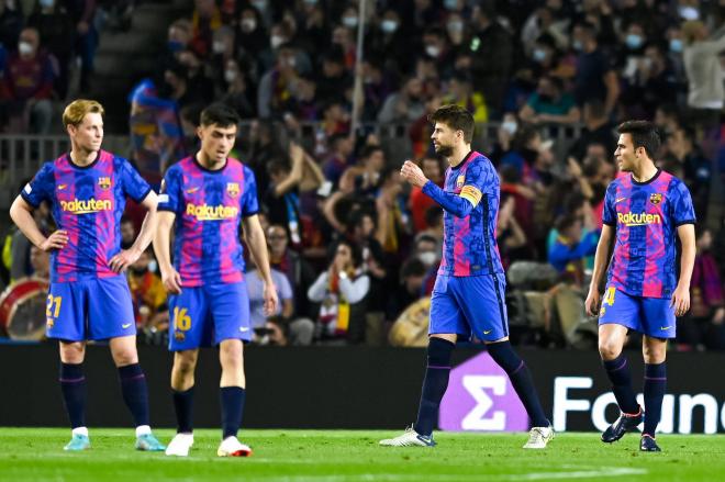 Gerard Piqué protesta tras el gol de Zielinski el Barcelona-Nápoles (Foto: Cordon Press).