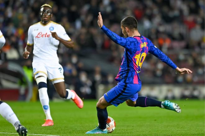 Ferran Torres dispara durante el Barça-Nápoles (Foto: Cordon Press).