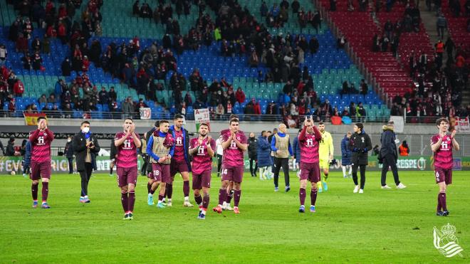 Los jugadores de la Real saludan a la afición en Leipzig (Foto: RSO).