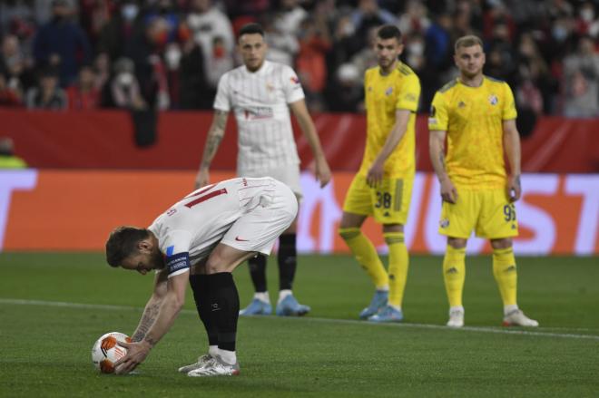 Rakitic coloca la pelota en el punto de penalti. (Foto: Kiko Hurtado).