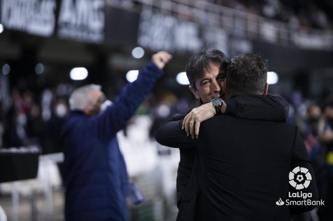 Pacheta se abraza con Luis Carrión instantes antes del Cartagena-Real Valladolid.