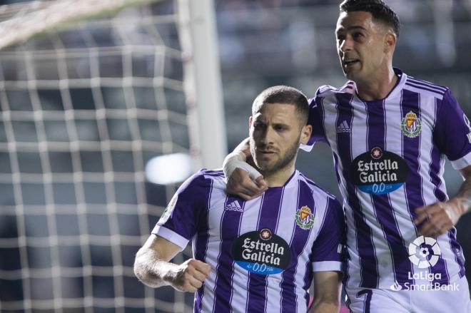 Shon Weissman celebra su gol con Sergio León durante el Cartagena-Real Valladolid en Cartagonova (