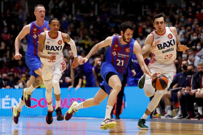 Álex Abrines se escapa de Juampi Vaulet y Joe Thomasson (FOTO: EFE).