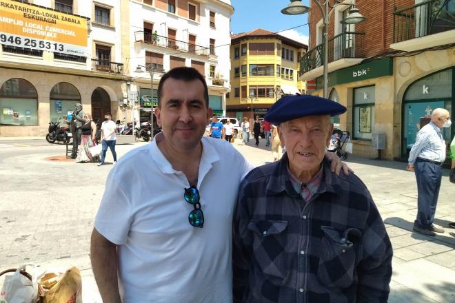 Iñigo Crespo, autor del texto, en su visita a Mauri, exjugador del Athletic Club, en su Gernika natal.