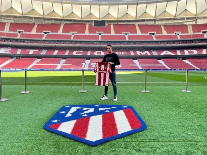 Gabriel Carvalho posa con la camiseta del Atlético de Madrid (Foto: Instagram).