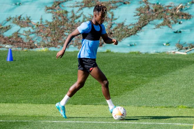 Nico Williams se recupera de una lesión en solitario en Lezama (Foto: Athletic Club).