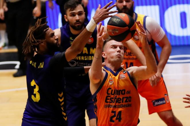 James Webb tapona a Hermannsson en el UCAM Murcia-Valencia (EFE).