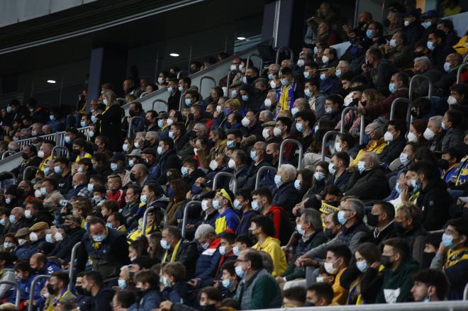 La afición del Cádiz en el duelo ante el Getafe. (Foto: Cristo García)