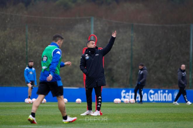 Borja Jiménez dando instrucciones en la Ciudad Deportiva de Abegondo (Foto: RCD).