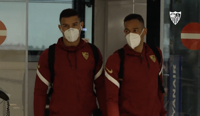 Diego Carlos y Fernando, en la llegada sevillista a Barcelona.