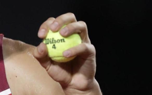 Un jugador agarra una pelota de tenis (Foto: EFE).