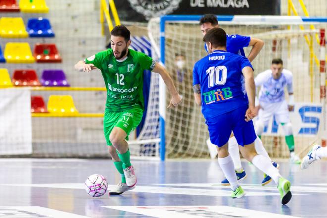 Un lance del CD UMA Antequera ante el Ciudad de Móstoles.