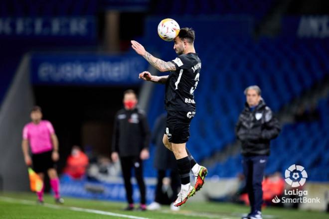 Javi Jiménez cabecea un balón ante la Real B (Foto: LaLiga).