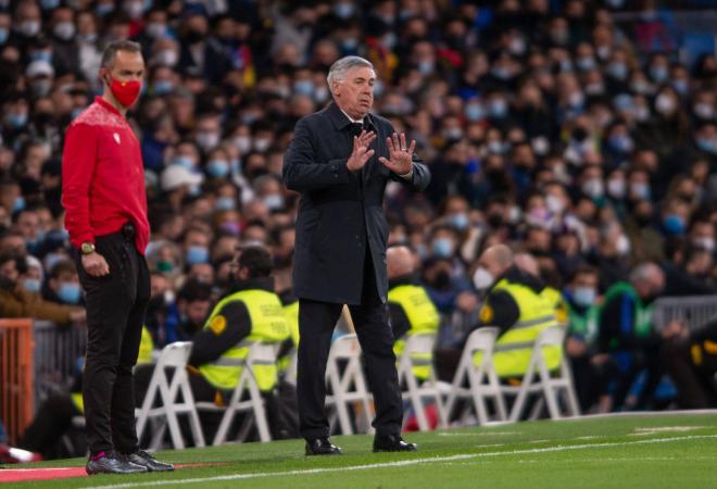 Carlo Ancelotti da instrucciones en el Real Madrid-Alavés (Foto: Cordon Press).