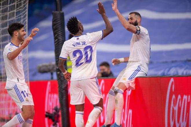 Marco Asensio, Vinícius Jr. y Karim Benzema celebran un gol en el Real Madrid-Alavés (Foto: Cordo