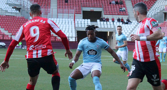 Cedric ante dos rivales (Foto: UD Logroñés).