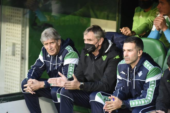 Manuel Pellegrini junto a Fernando y Rubén Cousillas en el banquillo del Betis (foto: Kiko Hurtado).