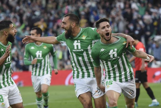 Fekir, Borja Iglesias y Álex Moreno festejan el gol del lateral (Foto: Kiko Hurtado).
