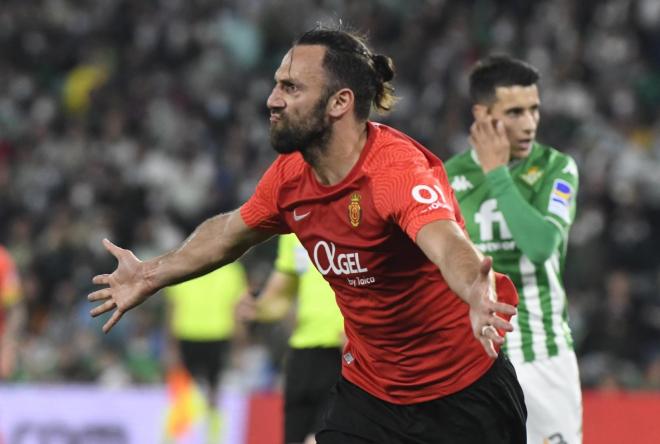 Muriqi celebra un gol ante el Betis (Foto: Kiko Hurtado)