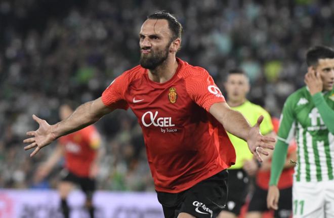 Muriqi celebra un gol con el Mallorca (Foto. Kiko Hurtado)