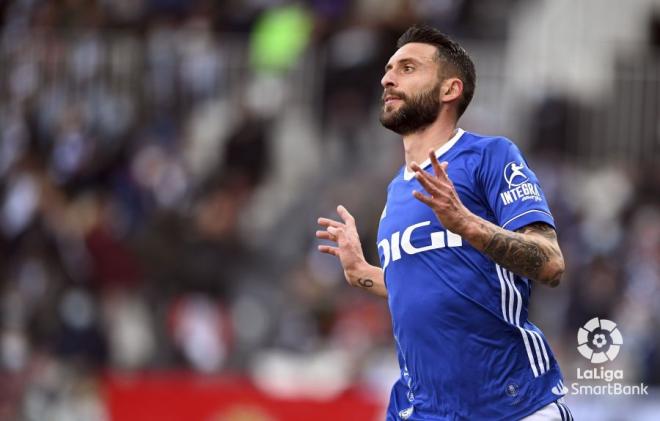 Borja Bastón, durante el Burgos-Real Oviedo (Foto: LaLiga).