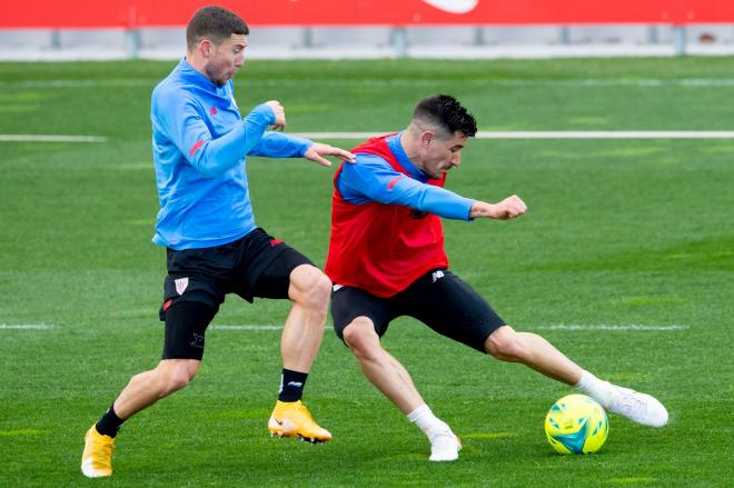 Yuri recorta a De Marcos en un partidillo jugado en Lezama (Foto: Athletic Club).