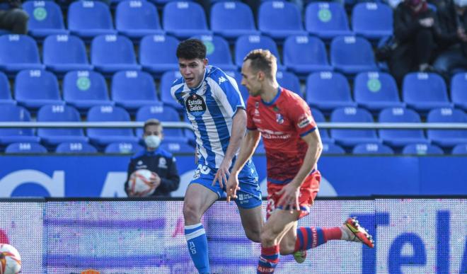 Trilli peleando por un balón junto un jugador del Calahorra (Foto: RCD).