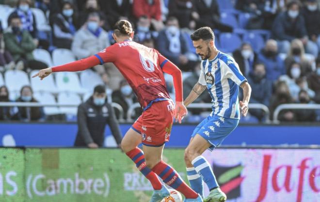 Quiles controla un balón ante un jugador del Calahorra (Foto: RCD).