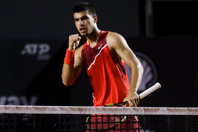 Carlos Alcaraz celebra la victoria en un partido (Foto: ATP).