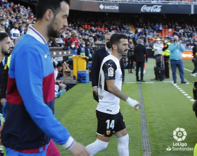 Gayà salta a Mestalla en el duelo frente al FC Barcelona. (Foto: LaLiga)