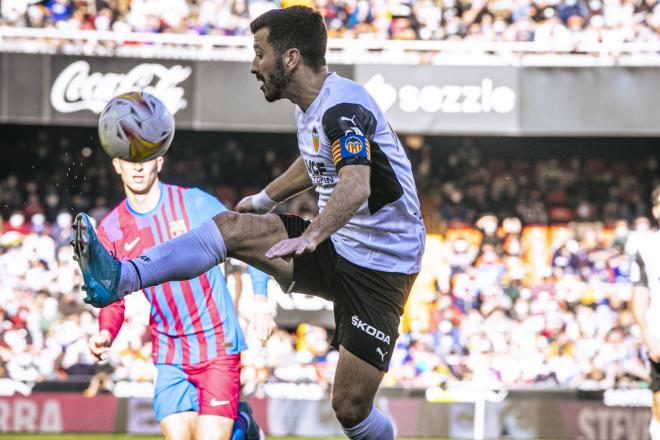 Gayà controla un balón ante el FC Barcelona. (Foto: Valencia cf)