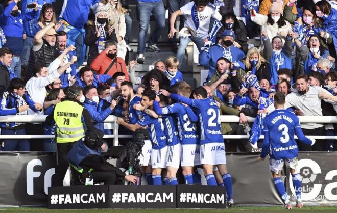 Los jugadores del Real Oviedo celebran el gol de Borja Bastón al Burgos (Foto: LaLiga).