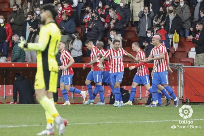 Los jugadores del Sporting celebran uno de los goles a la Ponferradina (Foto: LaLiga).