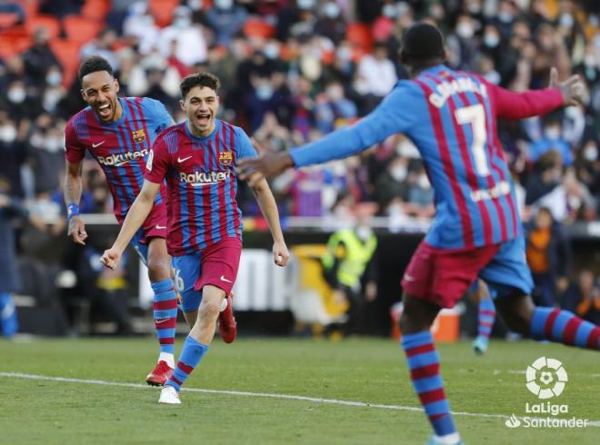 Pedri celebra con Aubameyang y Dembélé, operación pendiente de Laporta, su gol al Valencia (Foto: LaLiga).