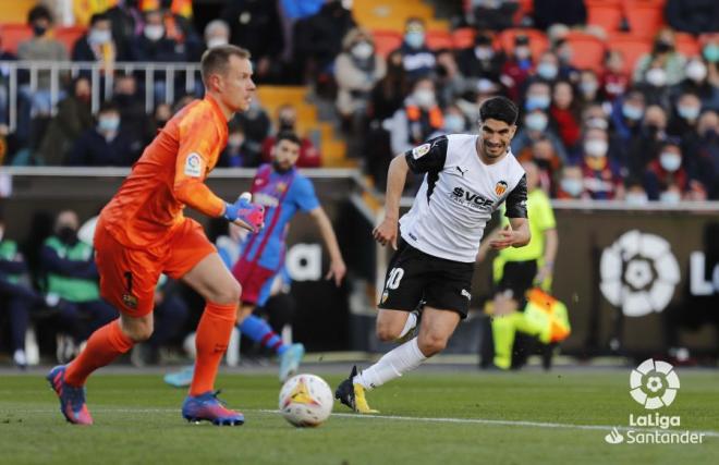 Carlos Soler en el partido frente al FC Barcelona. (Foto: LaLiga)