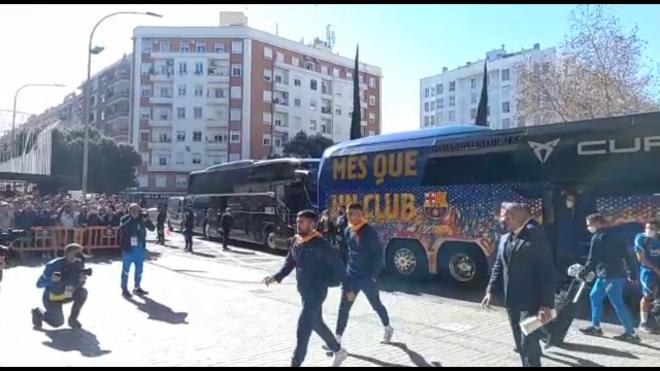 Valencia-Barcelona: Llegada del Barcelona a Mestalla con pitos a Ferran Torres.
