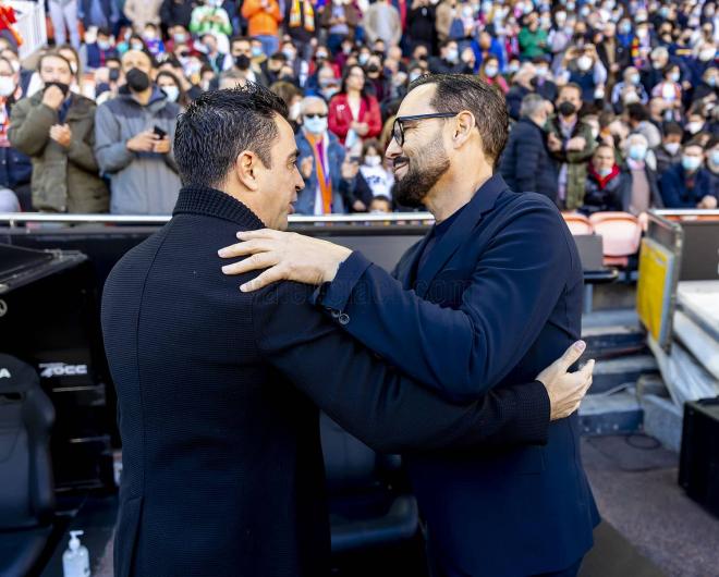 José Bordalás se saluda con Xavi antes del Valencia CF - FC Barcelona (Foto: Valencia CF).