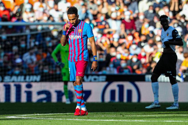 Aubameyang celebra uno de sus goles en el Valencia-Barça (Foto: Cordon Press).