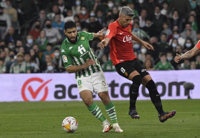 Nabil Fekir con la pelota ante Salva Sevilla (foto: Kiko Hurtado).
